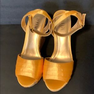 a.n.a Gold wedges